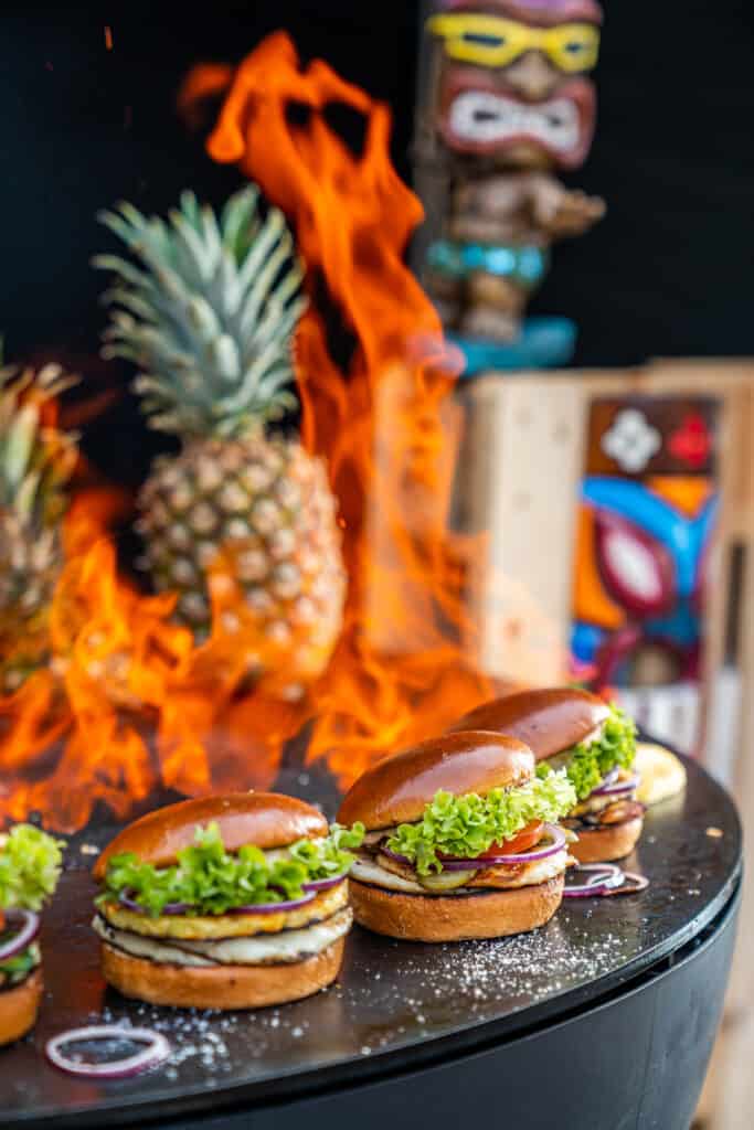 Burger auf Feuerplatte mit Ananas